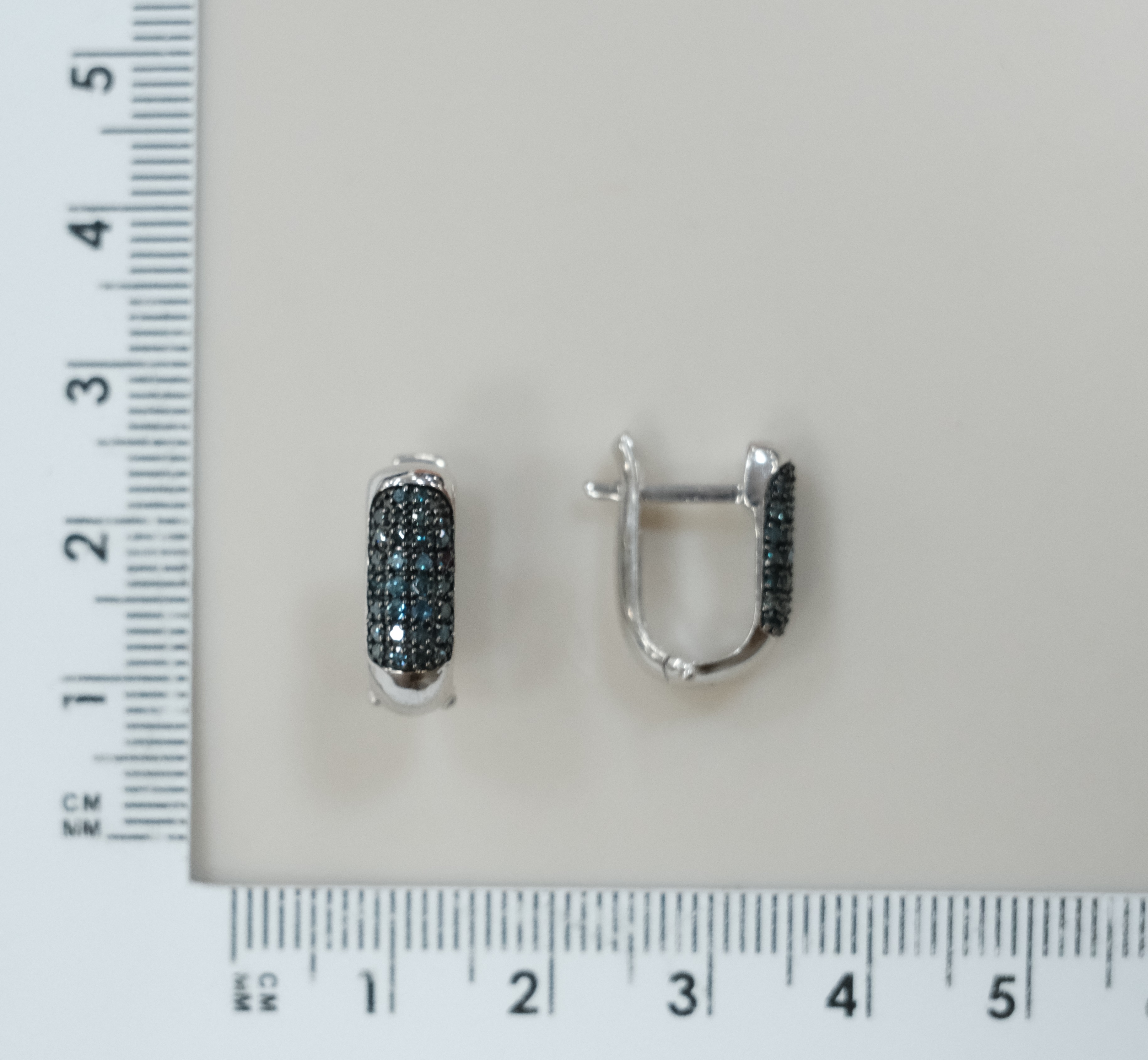 Серебряные серьги с голубыми бриллиантами